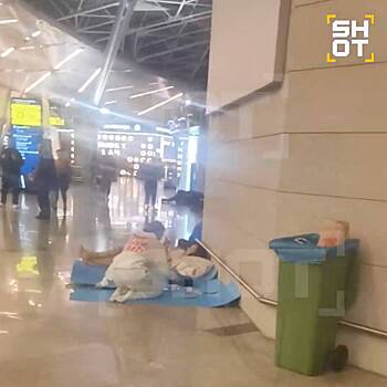 Пассажирам пришлось спать на картонках и скамейках в аэропорту Москвы из-за закрытого неба