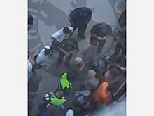 Толпа «бородачей» окружила участника «Русской общины» и заставила принести извинения