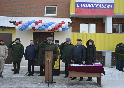 Военнослужащие в Иркутске получили ключи от новых квартир