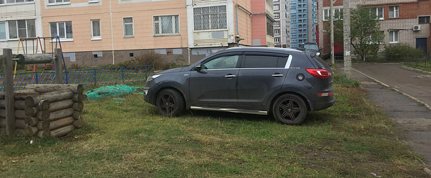Жителей Удмуртии начнут штрафовать на 2 тысячи рублей за парковку на газоне