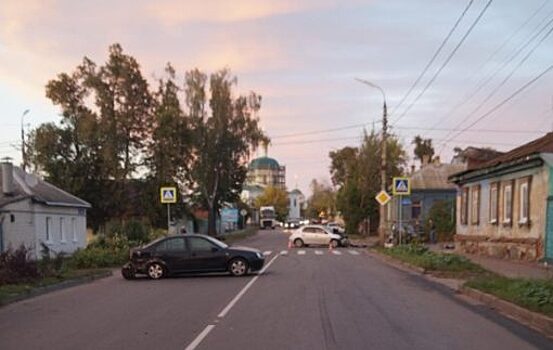 В Орле водитель «Ларгуса» протаранил две машины и попал в больницу