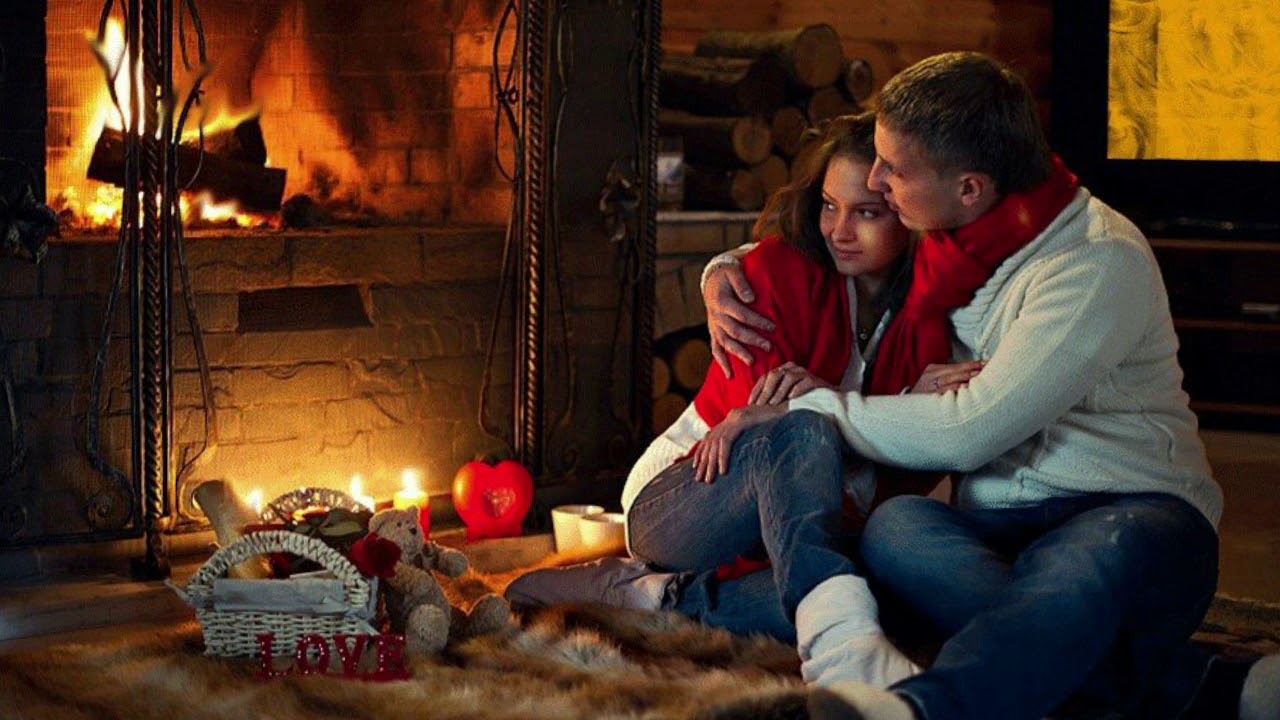 зимнее счастье. уютного вечера. ноги возле камина. тепло и уютно. согреет зимним вечером.