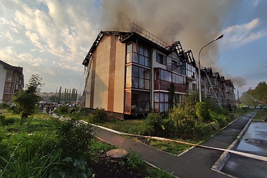 Молния подожгла многоквартирный дом на Южном Урале