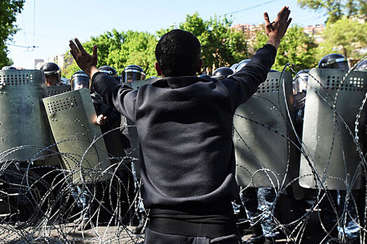 В Ереване задержали более 60 протестующих против избрания Саргсяна
