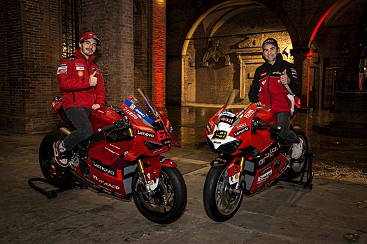 Ducati представила два чемпионских супербайка Panigale V4