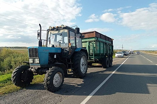 В Тюменской области столкнулись иномарка и трактор – водитель автомобиля погиб