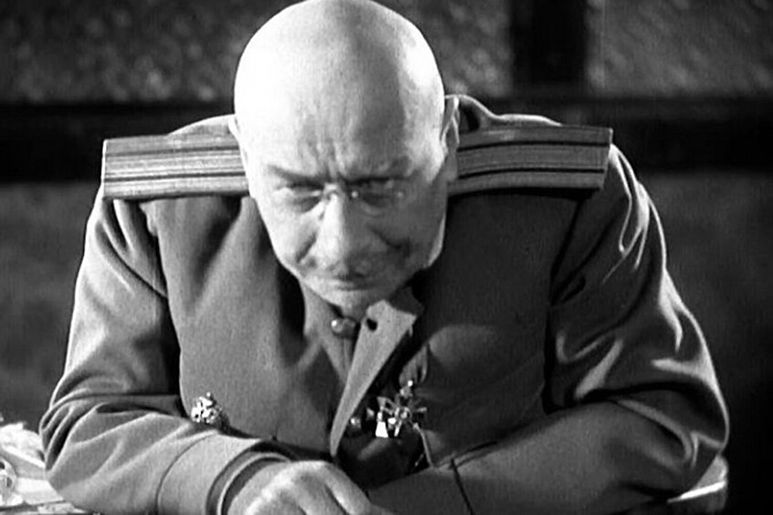 Полковник Бороздин (актер Илларион Певцов). Актер Илларион Певцов, исполнивший роль белогвардейского полковника Бороздина, пришел к «Чапаеву» уже народным артистом РСФСР, театральным режиссером и педагогом (среди его учеников — Рина Зеленая и Борис Бабочкин). Еще в 1902 году он начал играть в «Товариществе новой драмы» под руководством Всеволода Мейерхольда. А в кино снимался с 1916 года.  «Чапаев» стал последней картиной Певцова. Он скончался в Ленинграде, не дожив до премьеры, — 25 октября 1934-го. Ему было 55 лет.