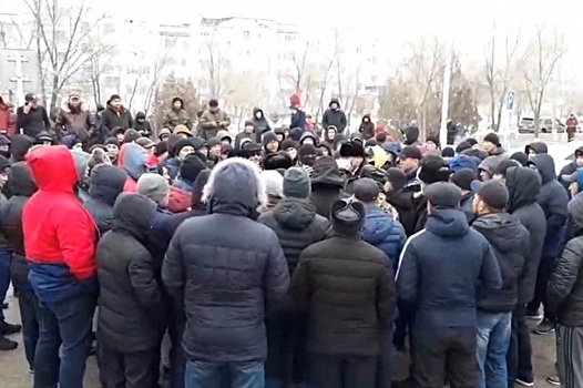 Протестующие в Казахстане пошли на штурм здания администрации