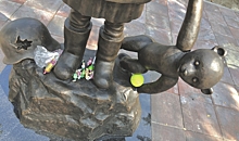 Волгоградцы приносят конфеты и игрушки к памятнику детям войны