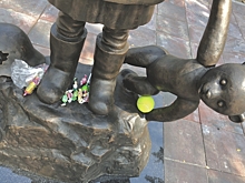 Волгоградцы приносят конфеты и игрушки к памятнику детям войны