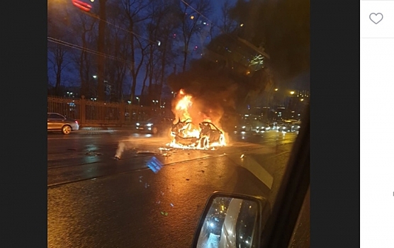 В Петербурге загорелась машина с газовыми баллонами