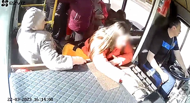 Появилось видео, как водитель автобуса в Оренбурге «удерживал» 11-летнюю пассажирку