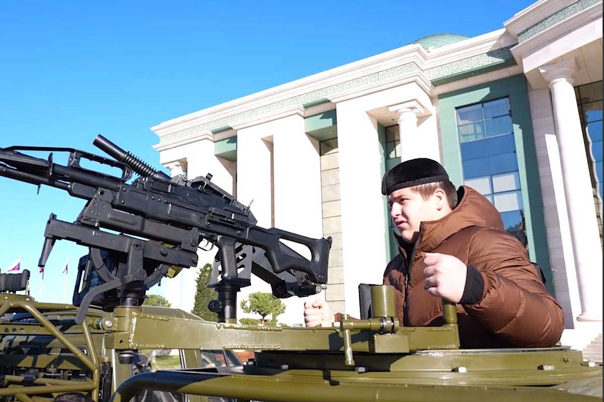 Адам Кадыров встал за пулеметную турель «джихад-машины» и попал на видео