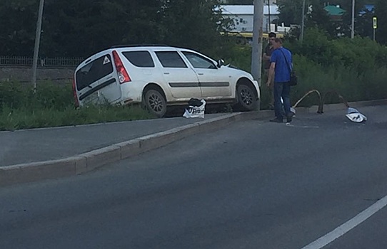 У Макаровского моста Lada влетела в фонарный столб так, что с него рухнул плафон