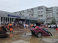 В Казани автомобиль провалился под асфальт
