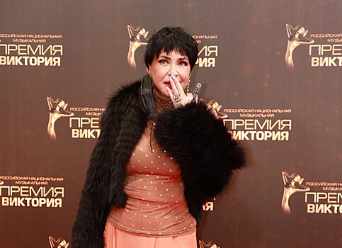 Дочь Лолиты исполнила песню Елены Ваенги во время педикюра