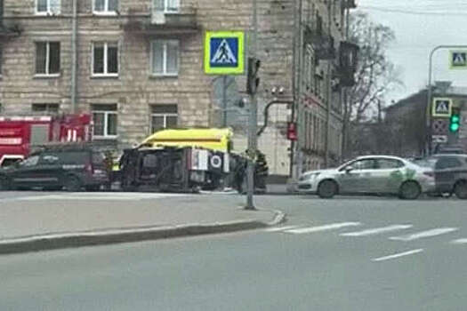 78.ru: автомобиль скорой помощи опрокинулся в Кировском районе Петербурга