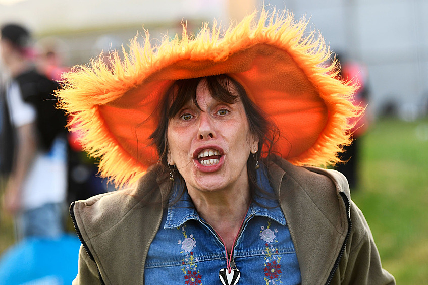 В Англии завершился ежегодный музыкальный фестиваль Гластонбери — одно из главных событий в британском мире музыки. Несмотря на то, что на территории фестиваля было установлено порядка 40 тысяч контейнеров для сбора мусора и большое количество передвижных туалетов, к концу срока своего проведения он оказался превращенным в грандиозную свалку. Как прошел культовый фестиваль Гластонбери — в нашей фотогалерее