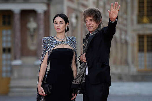 Певец Мик Джаггер пришел на прием в Версаль с молодой возлюбленной