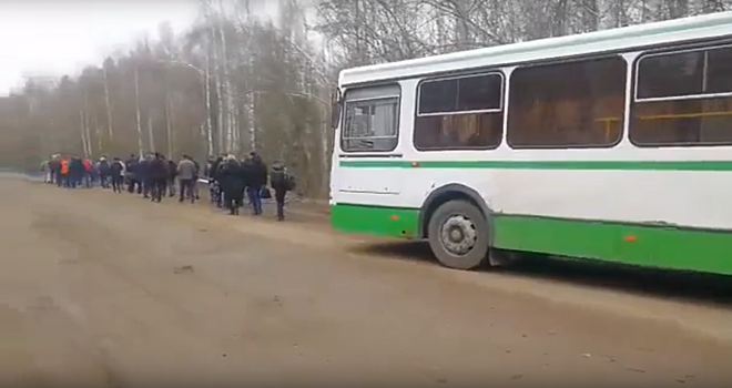 Пассажирам приходится выходить из автобуса и обходить ямы в Нижегородской области