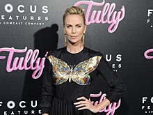 Бабочки на груди и ягодицах, шаровары со слонами и другие модные провалы звезд на прошедшей неделе