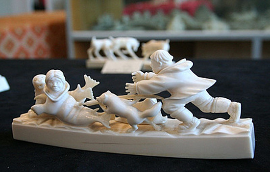 Мир на кончике бивня. Как косторезная мастерская на Чукотке держит марку уже 90 лет