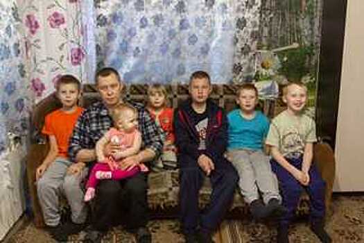 Попавшей в беду семье из Тарногского района Андрей Луценко передал новогодние подарки