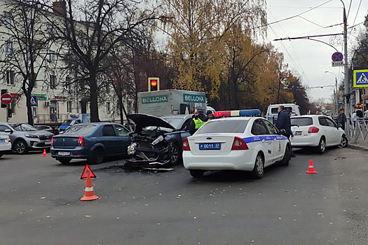 Леди на кроссовере устроила аварию на Мира