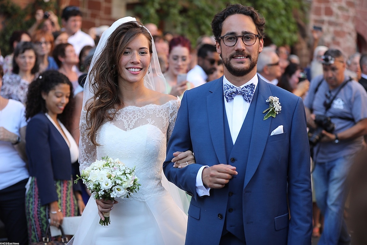 Два шикарных платья невесты и счастливый жених: как прошла свадьба сына экс-президента Франции Франсуа Олланда