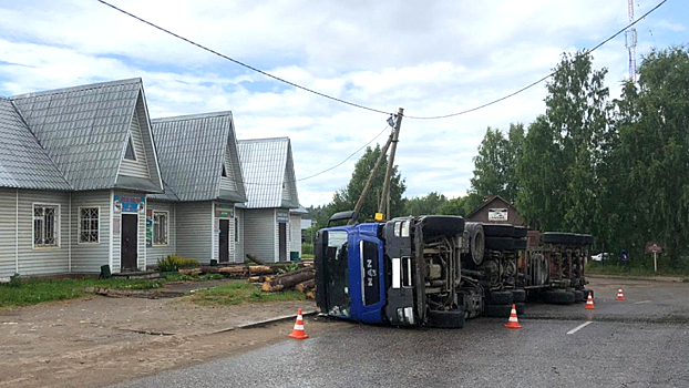 Грузовик перевернулся на вологодской трассе, есть пострадавшие