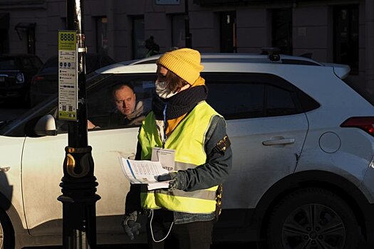 В Петербурге парковка на "улице баров" стала платной