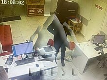 Мужчина, угрожая ножом, попытался ограбить банк в Красноярске