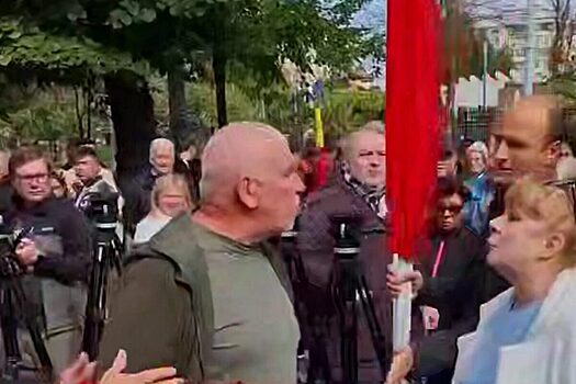 "Не позволим Украине командовать": на митинге в Кишиневе провокатора огрели сумкой