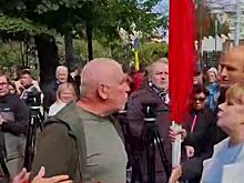 "Не позволим Украине командовать": на митинге в Кишиневе провокатора огрели сумкой