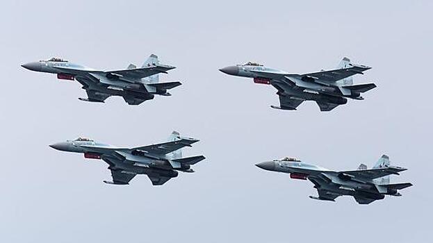 Авиационная группа высшего пилотажа «Русские Витязи» поздравила моряков ТОФ с Днем Военно-Морского Флота России