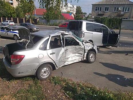 В Тольятти госпитализировали водителя одной из столкнувшихся легковушек