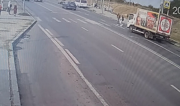 На видео попал наезд фургона на пешеходов в Волгограде
