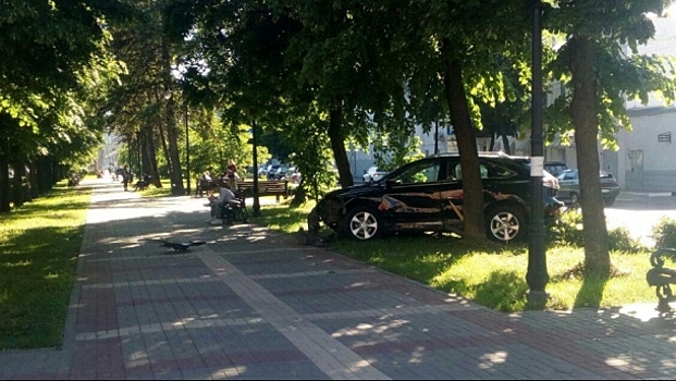 В центре Воронежа иномарка при ДТП снесла забор и вылетела в сквер