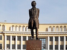 Цветы к памятнику Пушкина возложили в Ташкенте