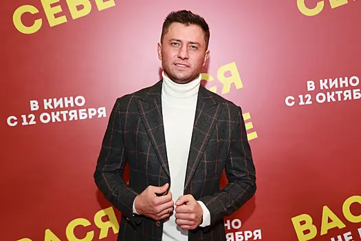 Букет персиковых роз: Павел Прилучный показал, как отмечает запрет на въезд в Латвию