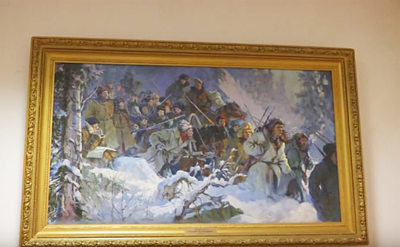 Дому офицеров вернули отреставрированные картины о героях войны