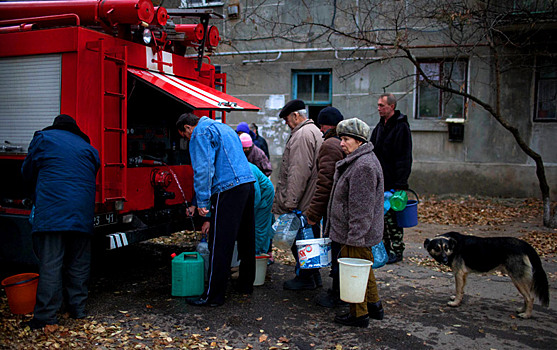 Местные жители набирают воду из пожарной машины. Луганск. 2014 г