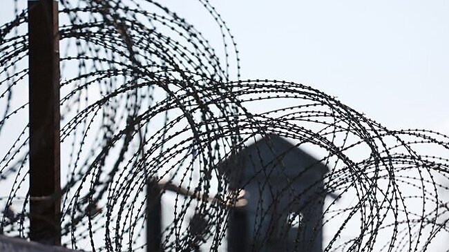 Грузовик с оружием пытался въехать на территорию колонии в Свердловской области