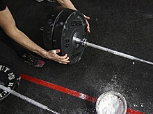 Российским тяжелоатлетам-юниорам позволили выступать с флагом и гимном