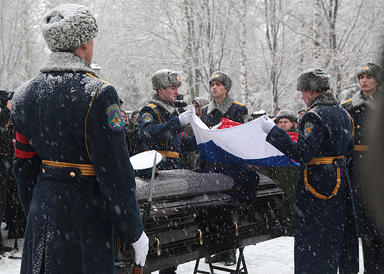 Военнослужащие Воздушно-космических сил России во время похорон героя России подполковника Олега Пешкова, погибшего в Сирии.
