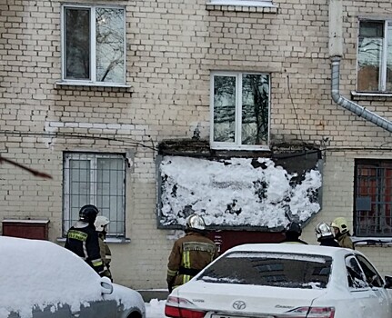 Козырек жилого дома на шоссе Революции рухнул под тяжестью снега
