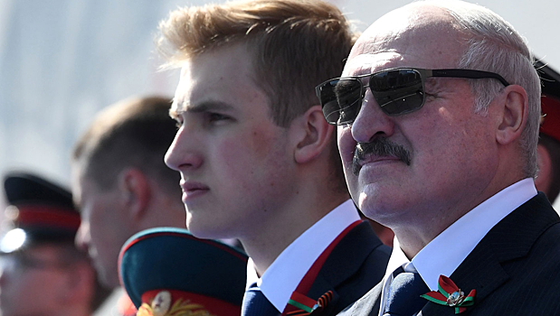 Лукашенко привез на военные учения младшего сына
