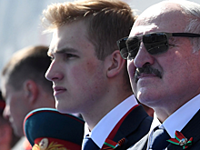 Лукашенко привез на военные учения младшего сына
