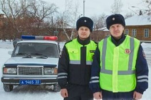 Женщине, чья машина сломалась на трассе в мороз, помогла алтайская полиция