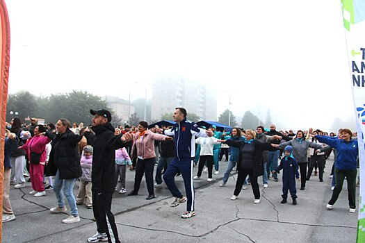 Мэр Бердска размялся с горожанами на утренней зарядке